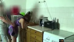 Stiefmutter hart am Herd gefickt – geiler Creampie Amateur Porno