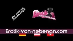 Tätowierte Blondine hockt auf dem Schoß des Mannes und schaut ihn lüstern an.