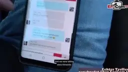 Brünette kniend vor Penis in Küche