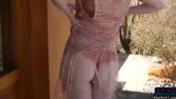 Blonde Frau in rotem Spitzen-BH zieht Shorts herunter