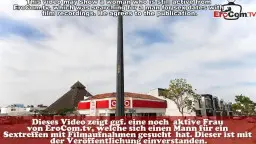 Cereza Rodriguez in Autofahrt mit Brille und roten Haaren